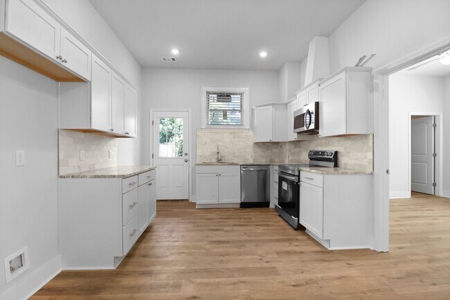 Building Photo - 826 W Victory Dr