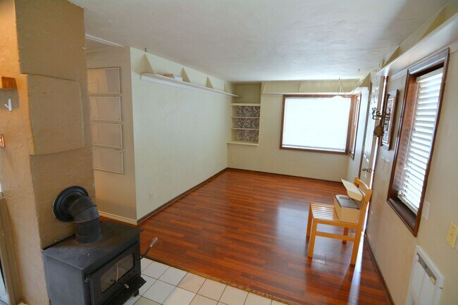 Building Photo - Shoreline 3 bedroom/1 bath