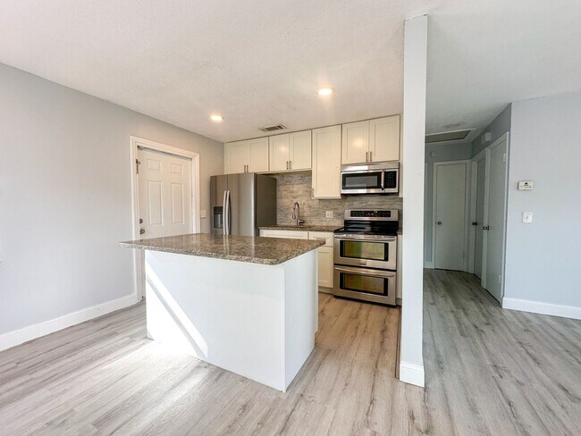 Building Photo - Fully Fenced Privacy in Orlando – Stylish 2 bedroom Near Theme Parks and Beaches!