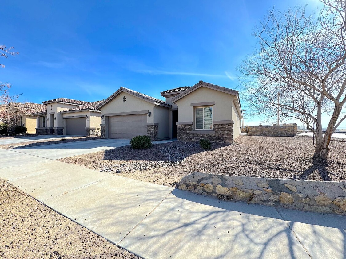 Primary Photo - East El Paso 4 bed Refrig A/C