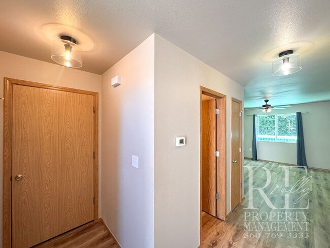 Building Photo - 2090 NE Green Glen Ln