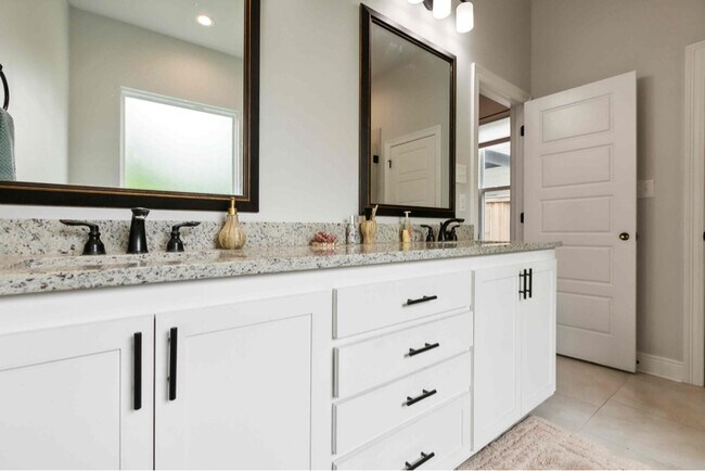 Building Photo - 9003 Magnolia Vw Dr