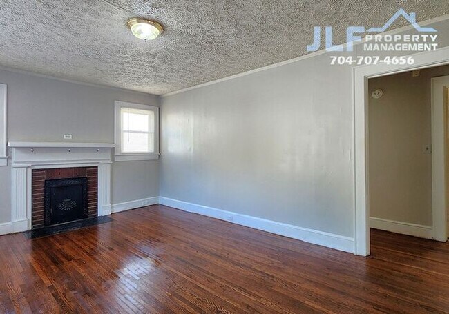 Building Photo - Charming 2Bed /1 Bath Home in Convenient C...