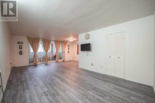 Building Photo - 5 Massey Square