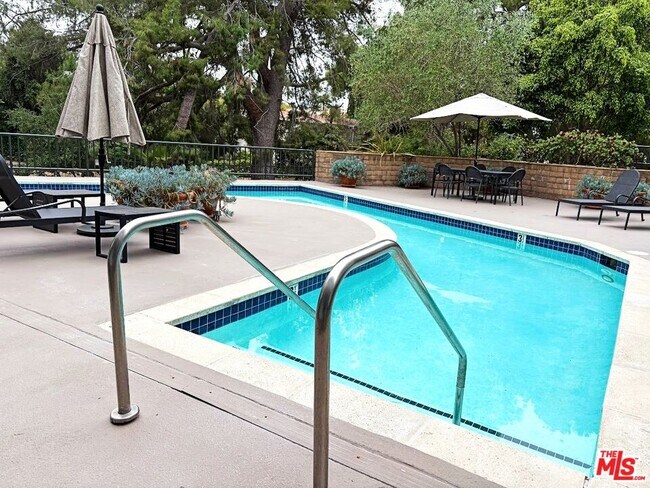 Foto del edificio - 13331 Moorpark St