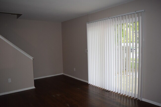 Building Photo - 3 BEDROOM 1 1/2 BATH PRIVATE ENTRY TOWNHOU...
