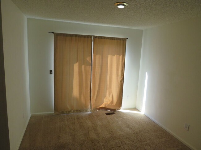 Building Photo - Cute, centrally located townhouse