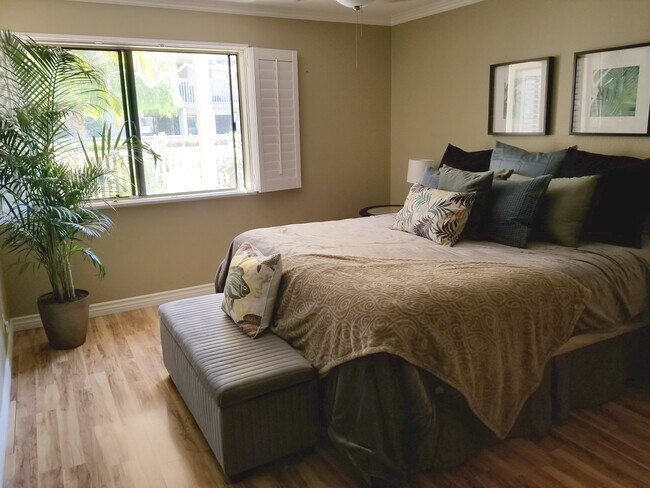 Queen Bedroom Suite - 19152 Shoreline Ln