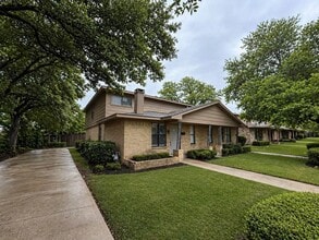 Building Photo - 919-921 W Rochelle Rd