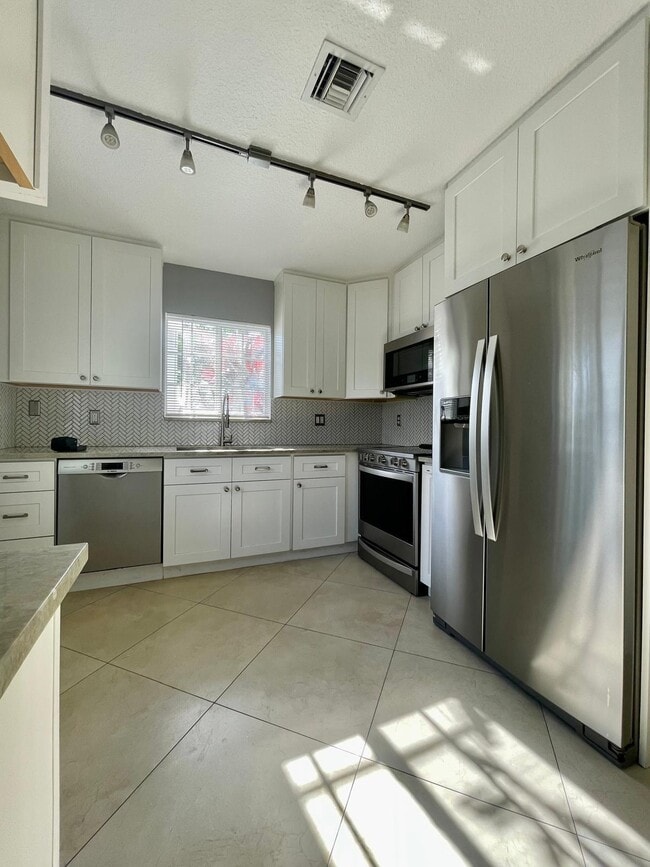 Building Photo - 1146 SW 44th Way