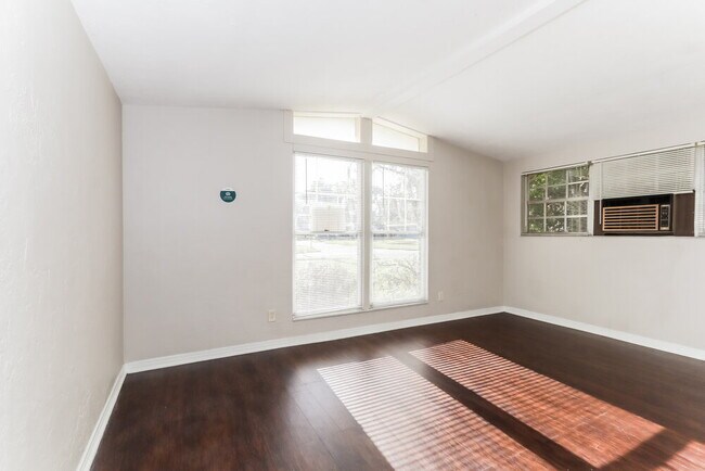 Foto del edificio - 605 W River Dr