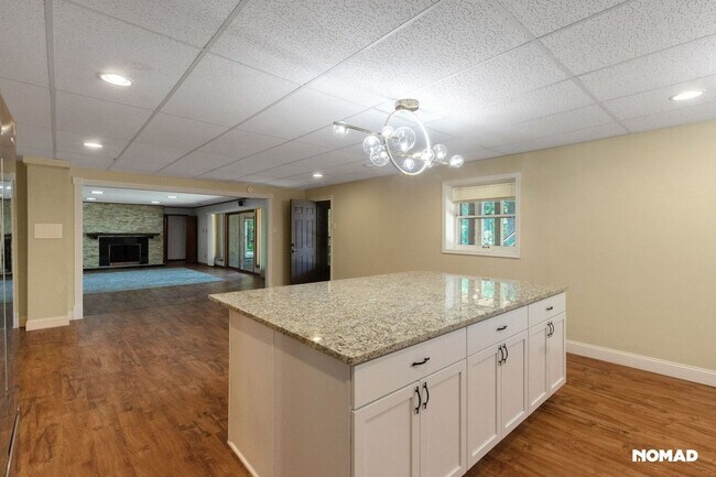 Foto del edificio - Completely remodeled with granite all over 2BR lower lever level in Saint Louis