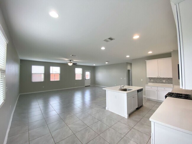 Building Photo - Spacious 4-Bedroom Home in New Braunfels –...