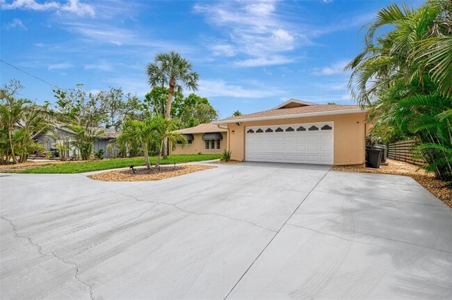 Building Photo - 4946 Commonwealth Dr