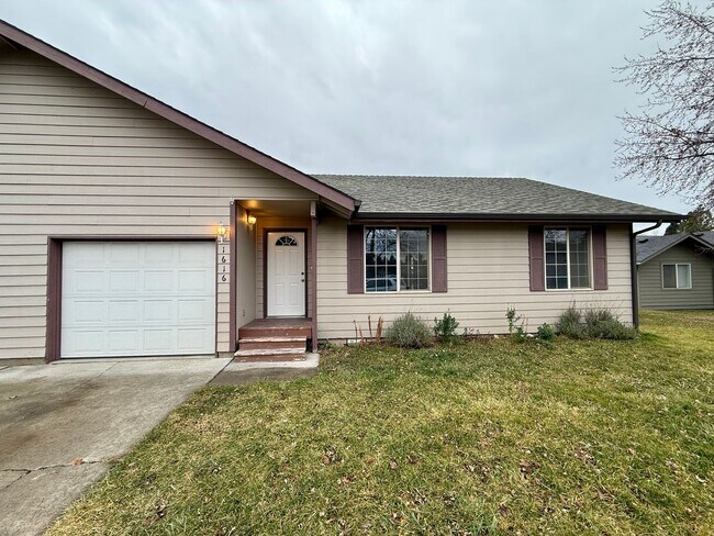 Foto del edificio - YOU DON'T WANT TO MISS OUT ON THIS OPEN LAYOUT HOME IN REDMOND!!