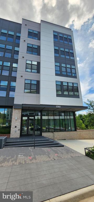 Building Photo - 1761 Old Meadow Rd