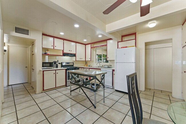 Foto del edificio - ROOM FOR RENT IN LARGE HOME