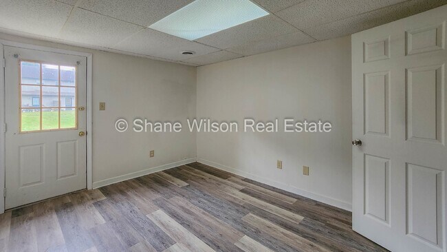 Building Photo - 2 BR 1.5 BA townhouse up for lease!