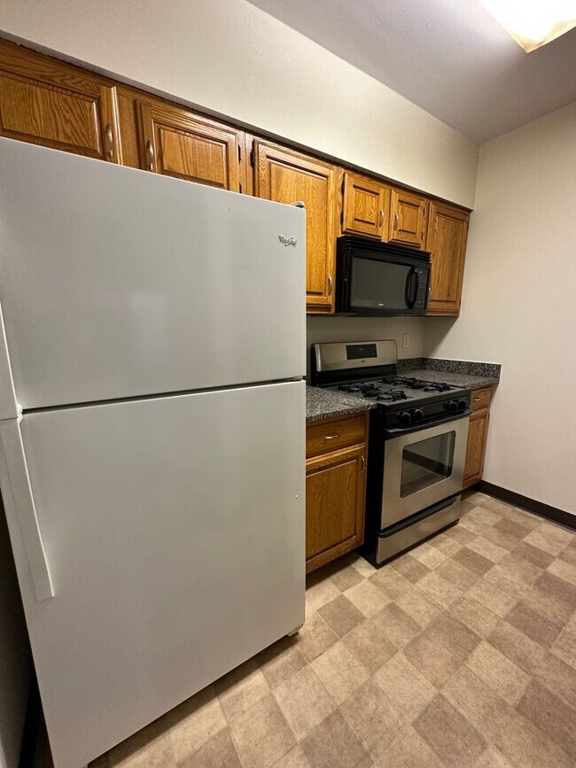 Building Photo - Spacious 2 bedroom 2 Bathroom with garage ...