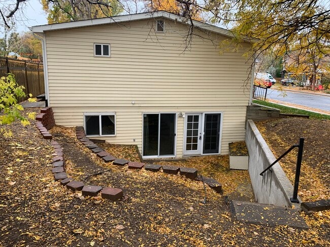 Building Photo - 705 Maple St