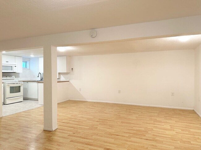 Foto del edificio - Converted Duplex 2 Bed 1 Bath w/ Private Y...