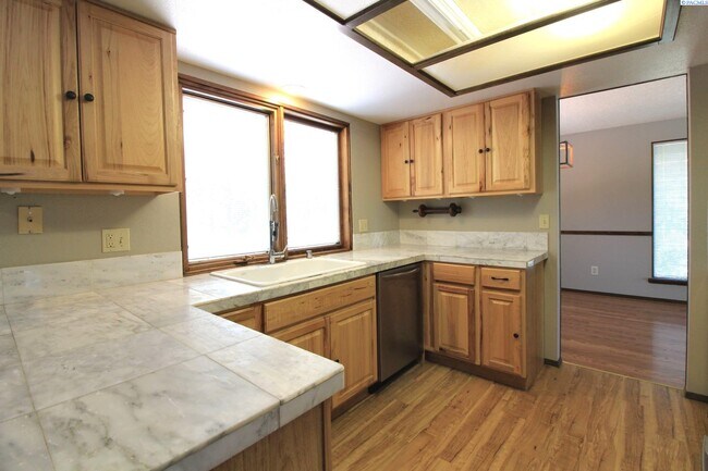 Building Photo - 4 Bed/3 Bath Richland Home w/ a Pool!