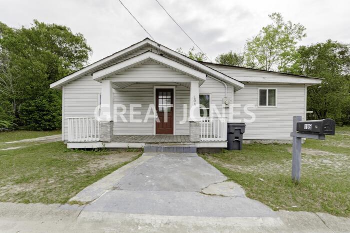Primary Photo - 105 Allen St