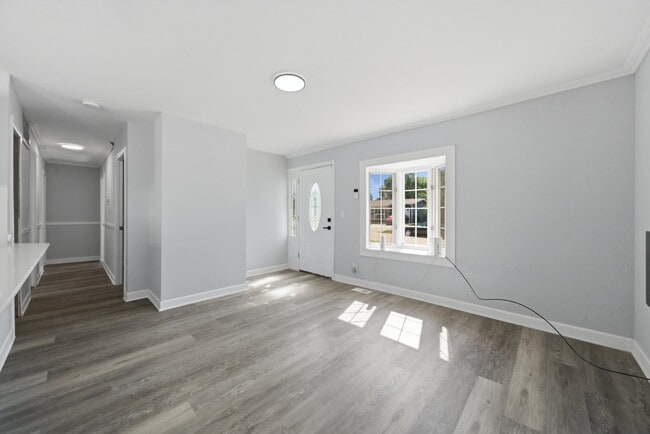 Building Photo - 407 Laurel Ave