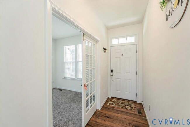 Foto del edificio - 8105 Lyman Ct
