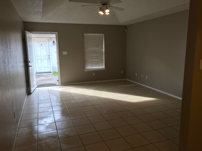 Foto del edificio - 1801 Lexington Cir