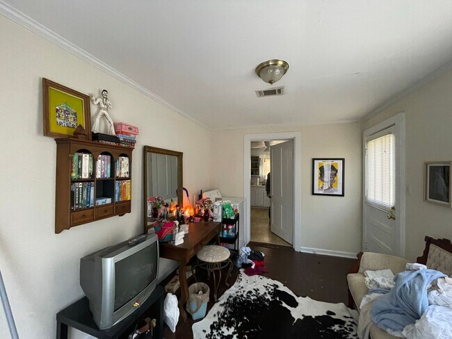 Building Photo - Three Bedroom on Easy St!