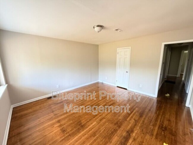 Building Photo - 3736 Oak Ave SW
