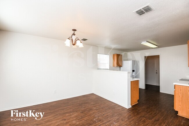 Foto del edificio - 6624 Meadow Way Ln