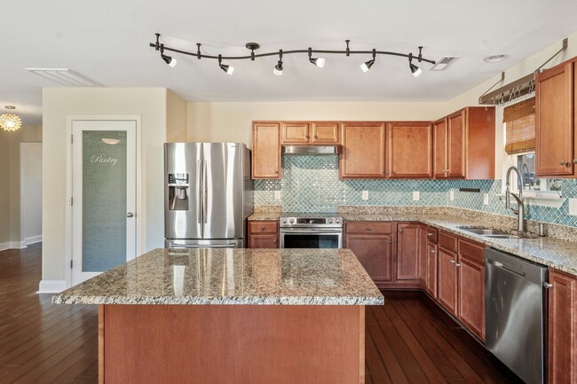 Foto del edificio - Spacious 3 bed/2.5 bath with fenced yard a...