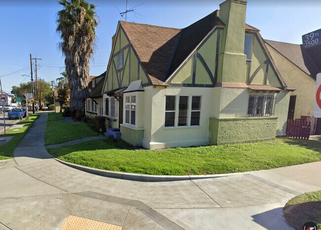 Esquina - 3520 W 39th St