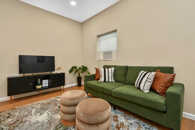 Building Photo - 1220 E Pacific St