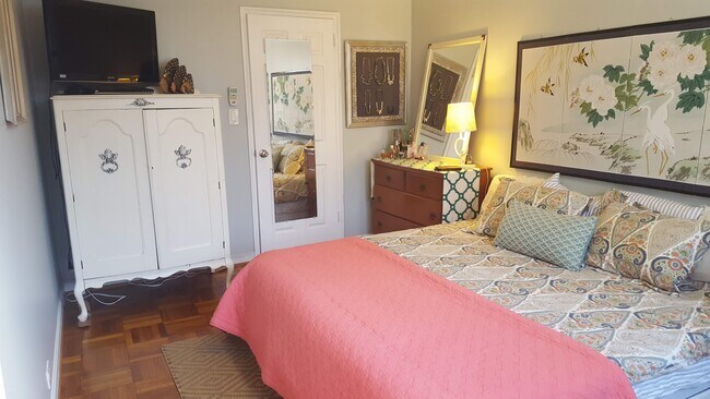 Bedroom large enough for a king-sized bed - 250 N Thomas St