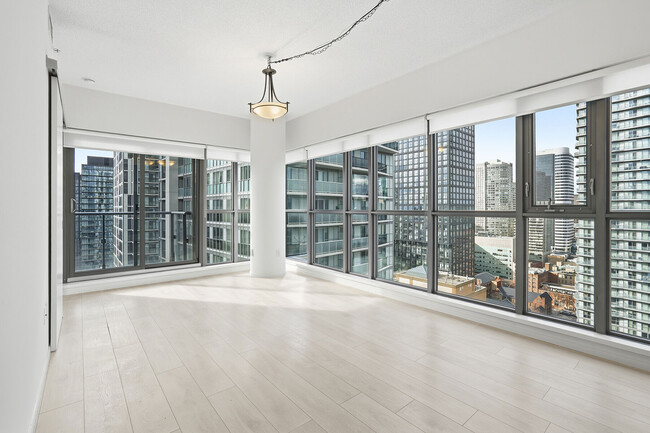 Building Photo - 159-2159 Dundas St E