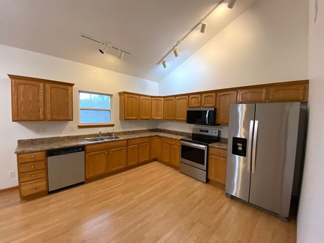 Building Photo - Beautiful 2 Bed, 2 Bath Luxury Condo - Free Month w/13 mo Lease!