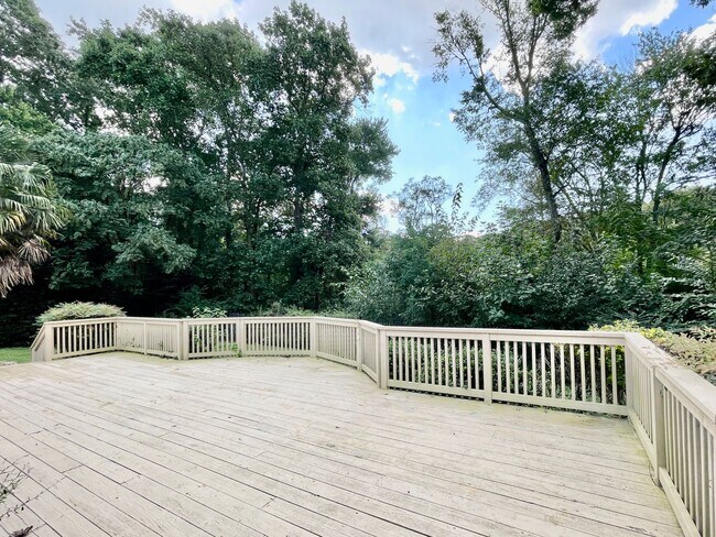 Foto del edificio - Fabulous 4-Bedroom Home in Great Neck Mead...