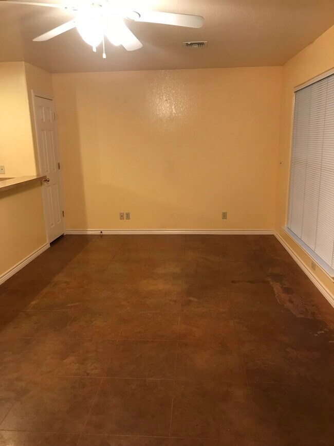 Building Photo - 509 Lone Oak St
