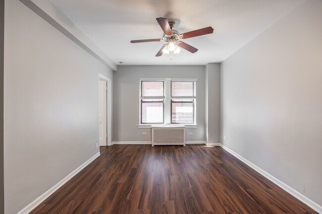 Building Photo - 1140 N La Salle Dr