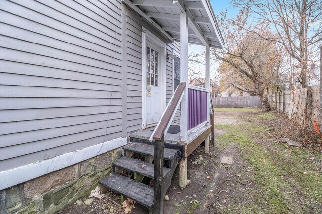 Foto del edificio - 416 Oak St- 4/5 Bedroom Duplex near WMU Ca...