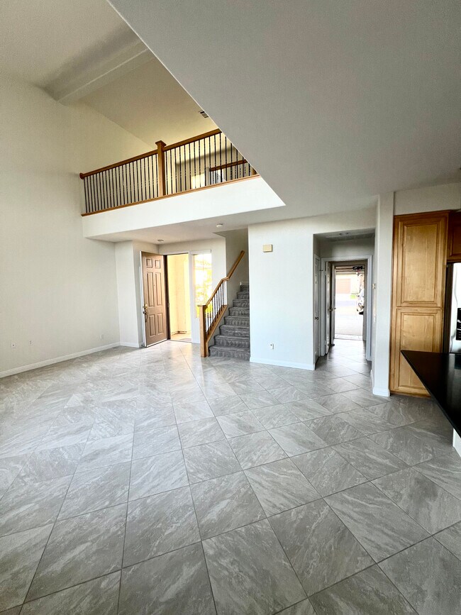 Sala de estar a la puerta de entrada - 1736 Bluebird Ln