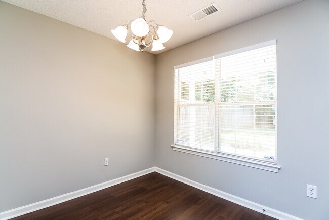 Foto del edificio - 9761 Dogwood Ct W