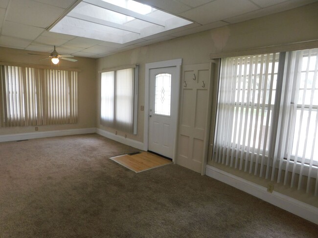 Building Photo - Beautifully Remodeled 1 bedroom/1 bath Hou...