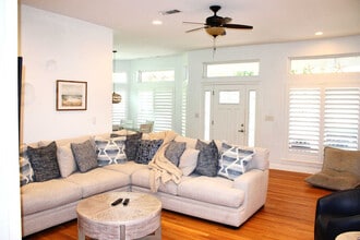 Building Photo - 82 Mark St