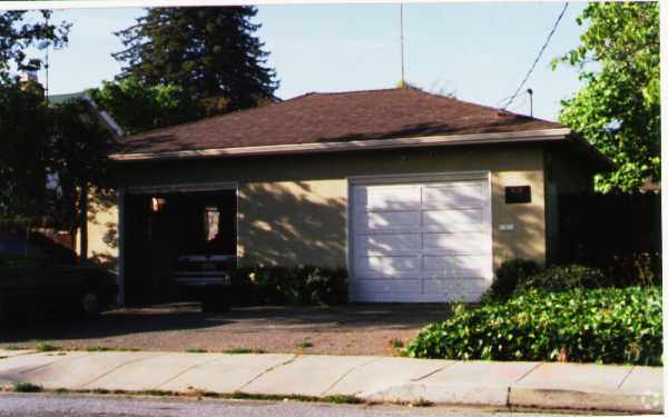 Primary Photo - 810-812 Arbor Rd