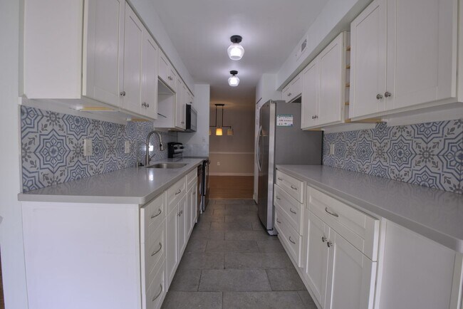 Building Photo - Spacious 3 BR/2 BA Top Floor Condo in Gait...