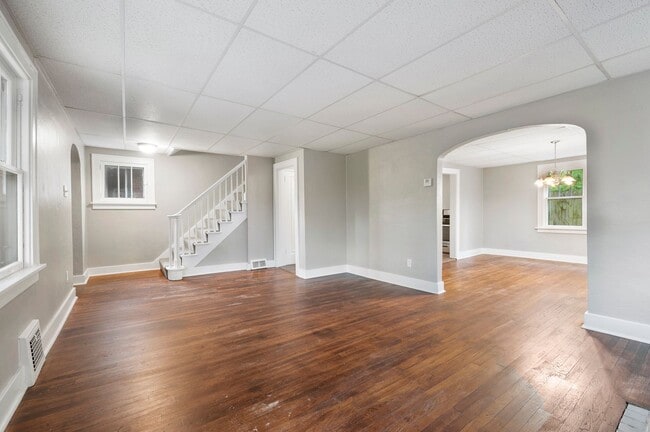 Building Photo - Updated 3 Bed, 1 Bath with Central AC, Laundry in Basement! Available Early June